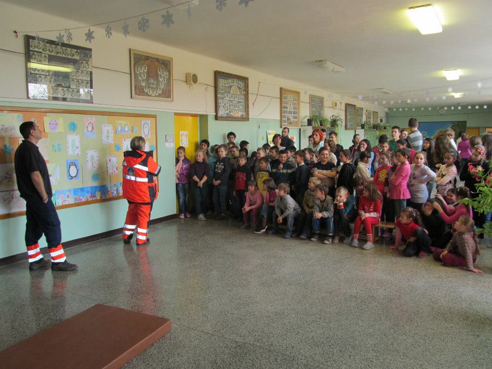 Prednáška - ukážka práce záchranárov v ZŠ Ipeľský Sokolec 2014
